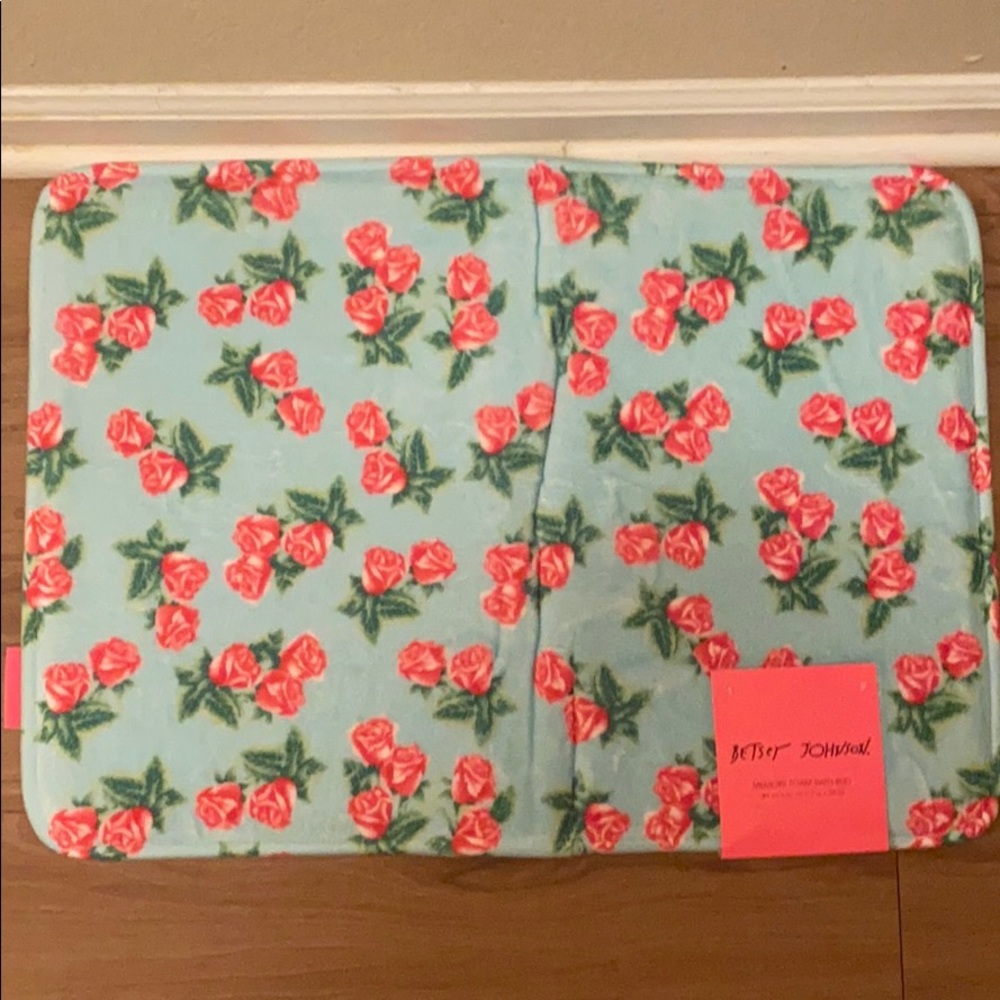 Betsey Johnson bath mat blue with pink rose